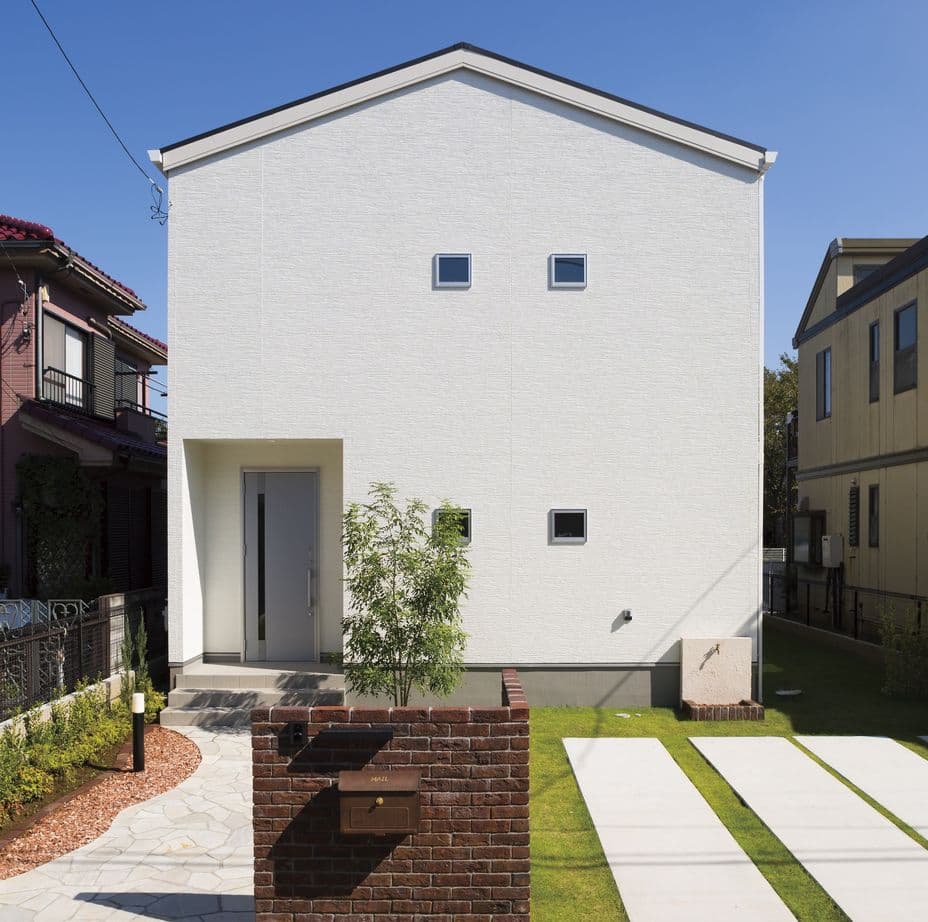 SUUMO　公式サイト　コタエルハウス（山岸工業）の建築実例　【1490万円/吹き抜け】白い箱のような外観が特徴的 プライバシーにも配慮した、シンプルモダンな住まい